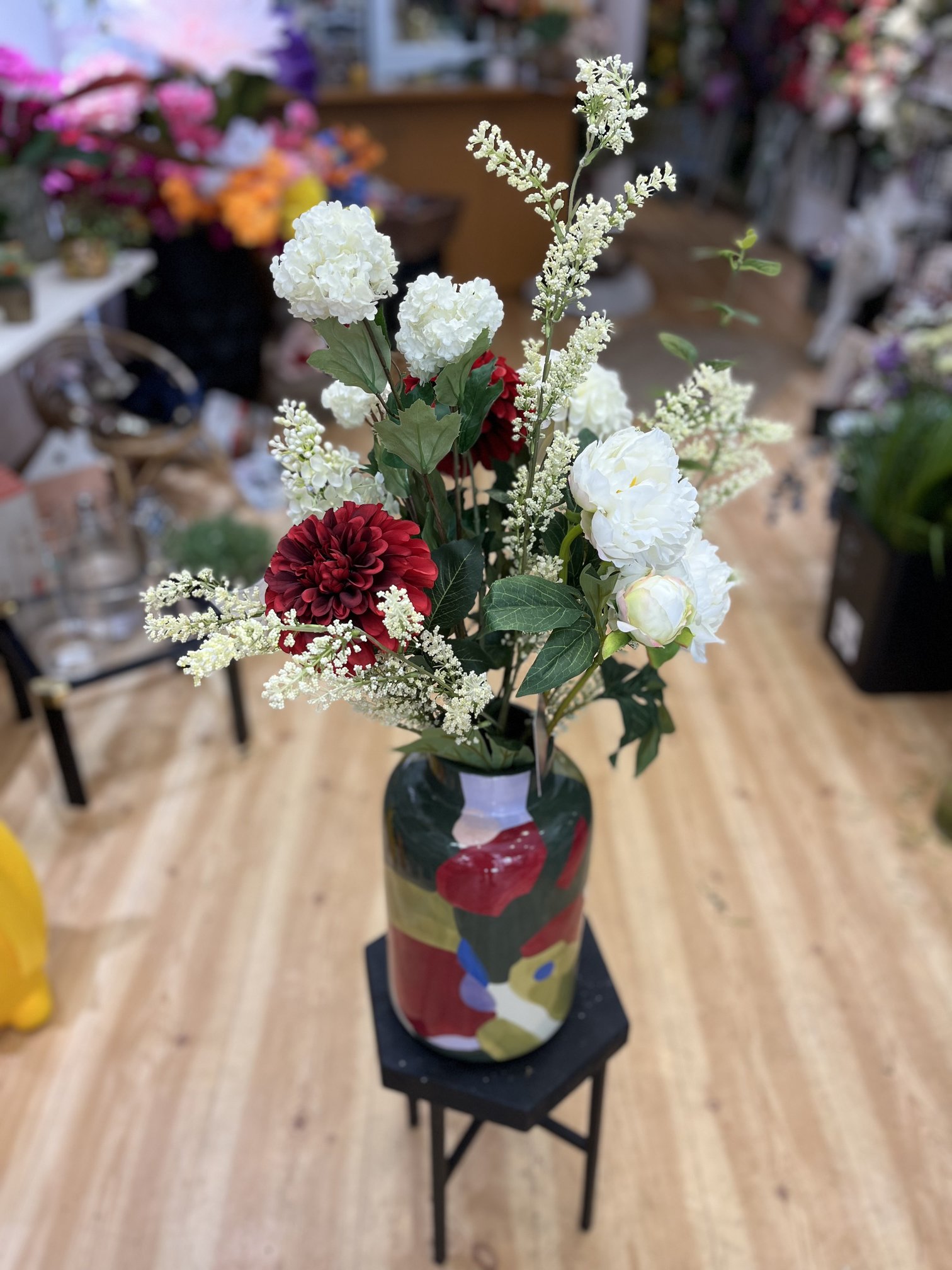 Bouquet artificiel blanc et rouge dans un vase peint, boutique Maluna