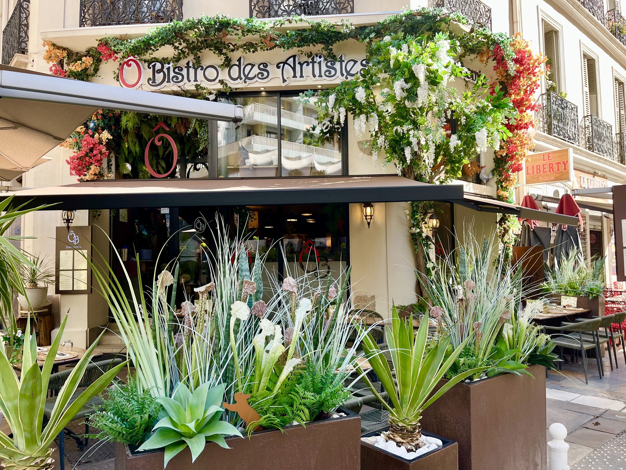 Façade du Ô Bistro des Artistes à Toulon habillée de jardinières végétales artificielles