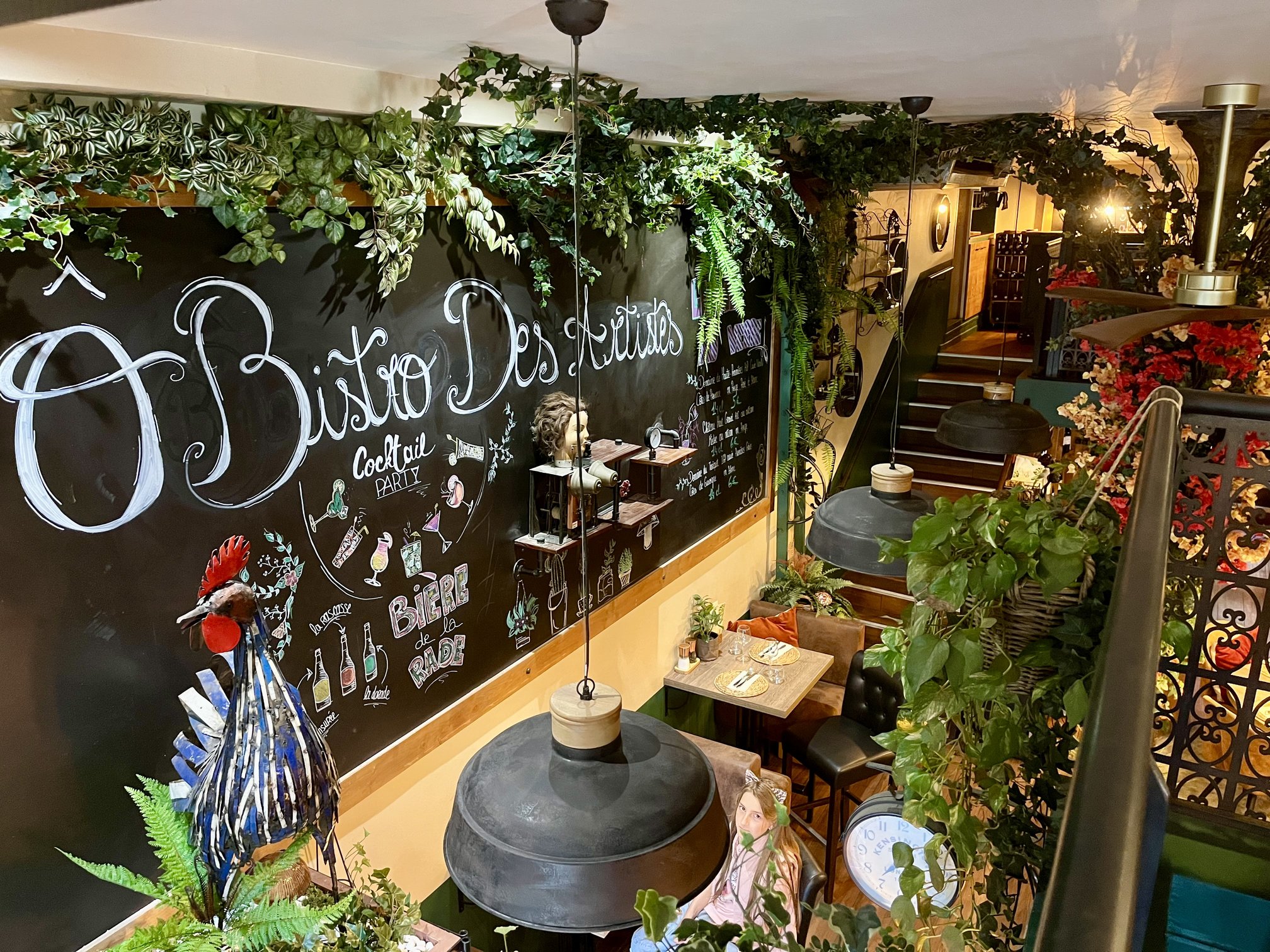 Décor végétal artificiel suspendu au-dessus du bar du Ô Bistro des Artistes