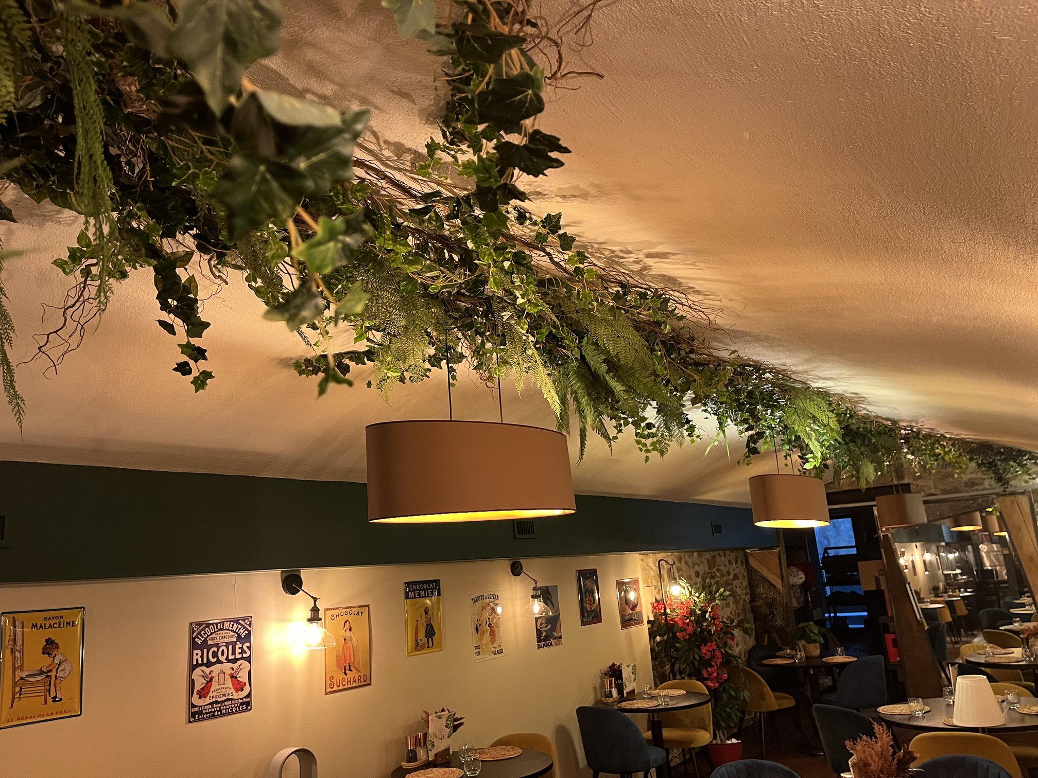 Plafond végétalisé artificiel avec fougères et lierre au Ô Bistro des Artistes