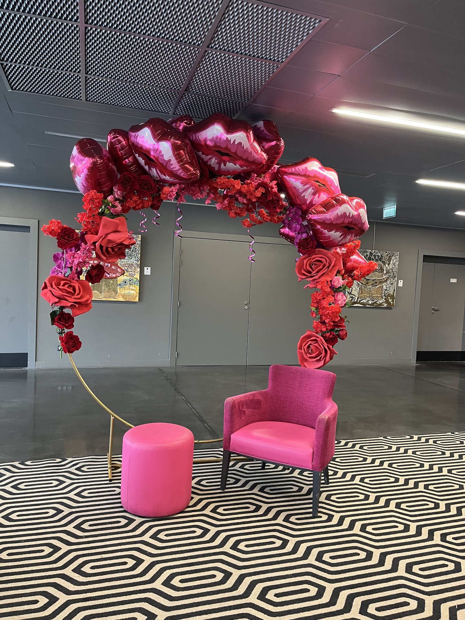 Arche événementielle de roses rouges artificielles et ballons pour le Cabaret Gabrielle