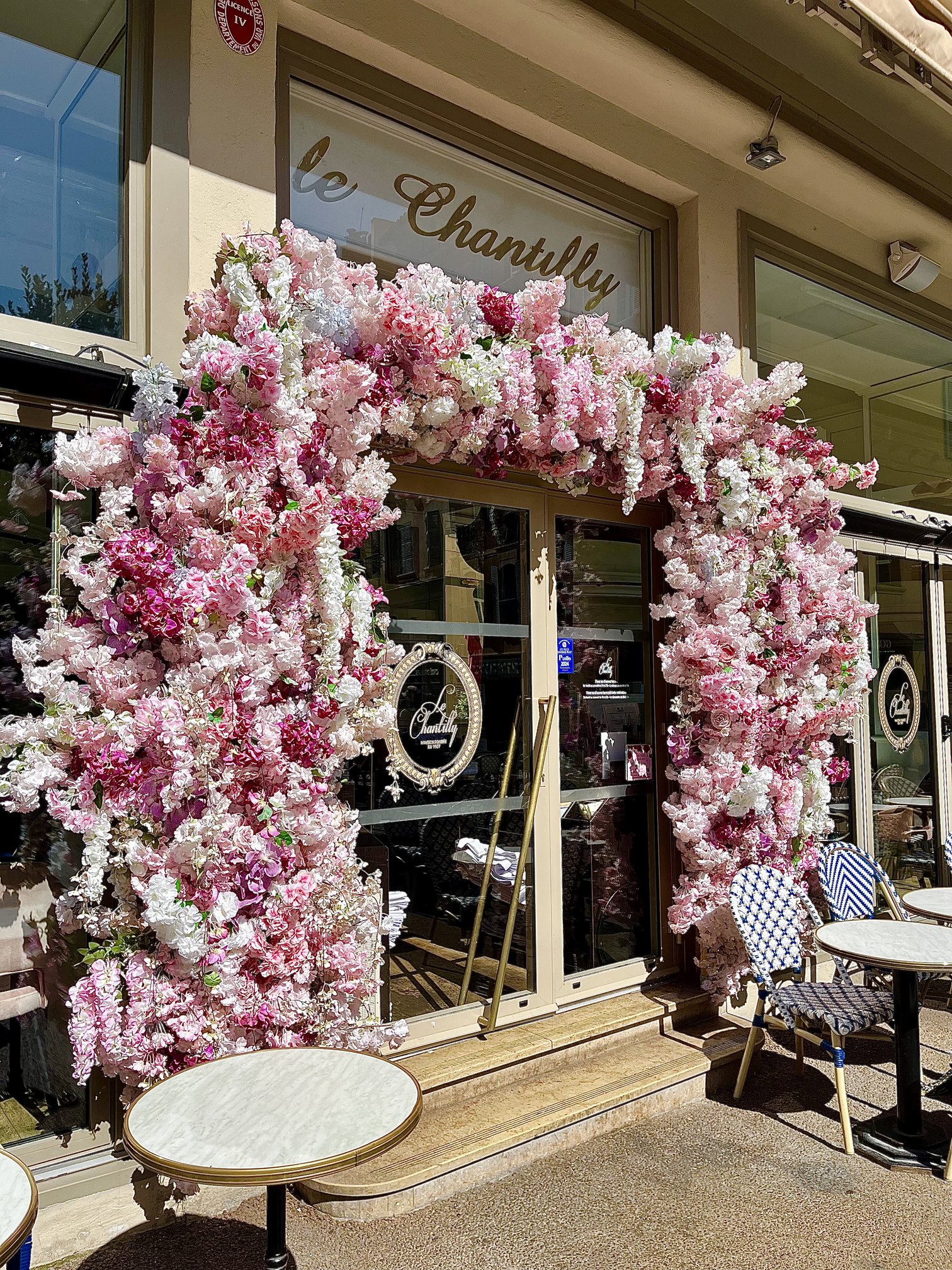 Arche florale rose et blanche à l'entrée du café Le Chantilly à Toulon
