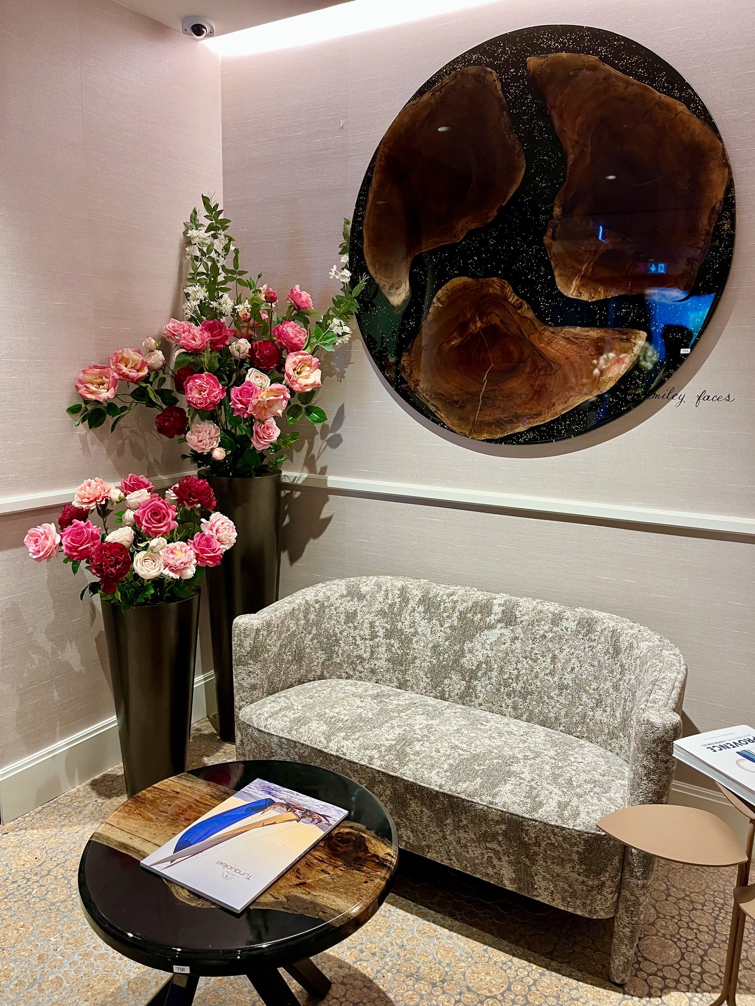 Compositions de roses artificielles roses dans le salon de l'hôtel Château Rose à Grimaud