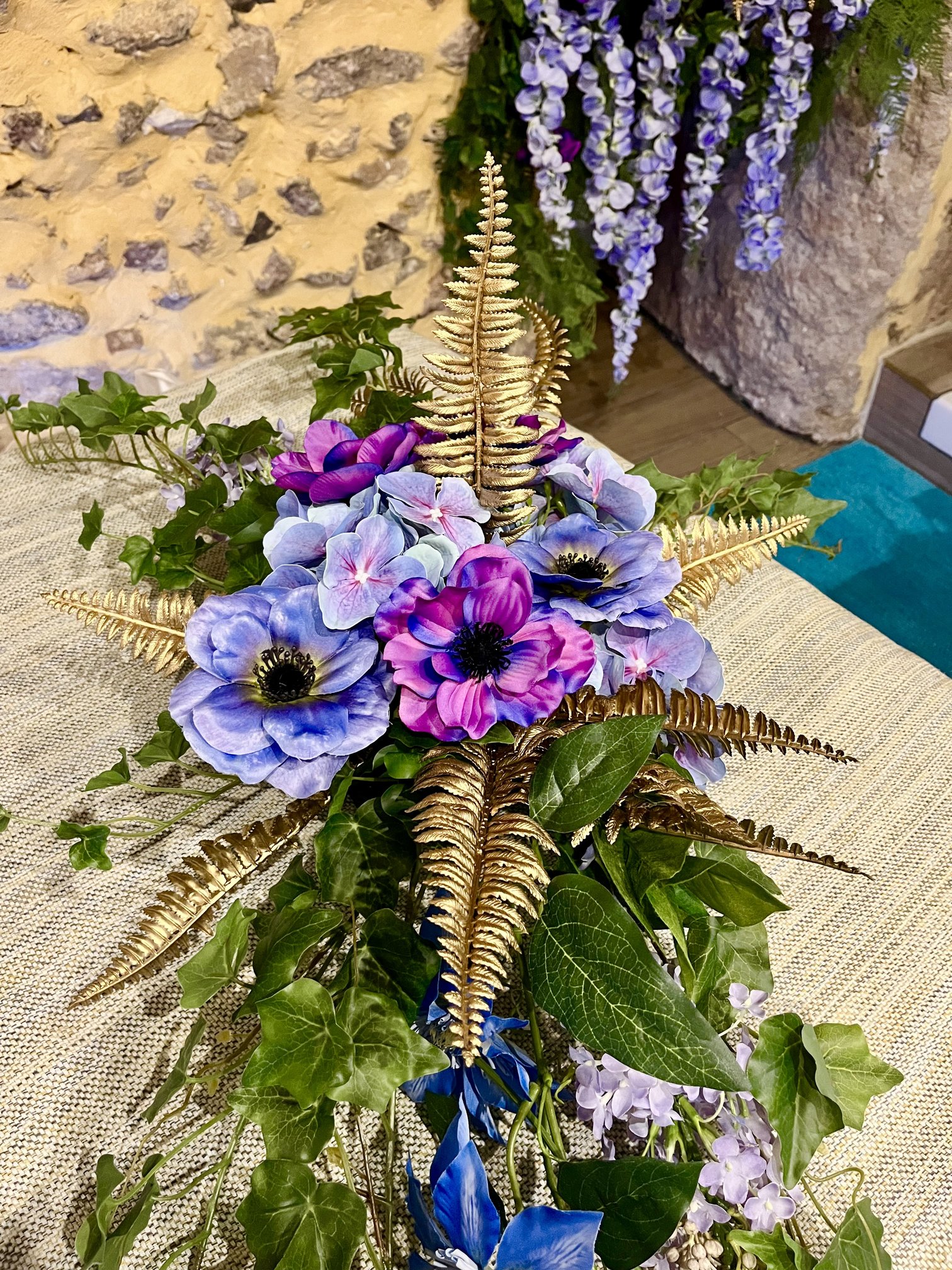 Glycines et anémones artificielles bleues et violettes en devanture des Dames des Halles