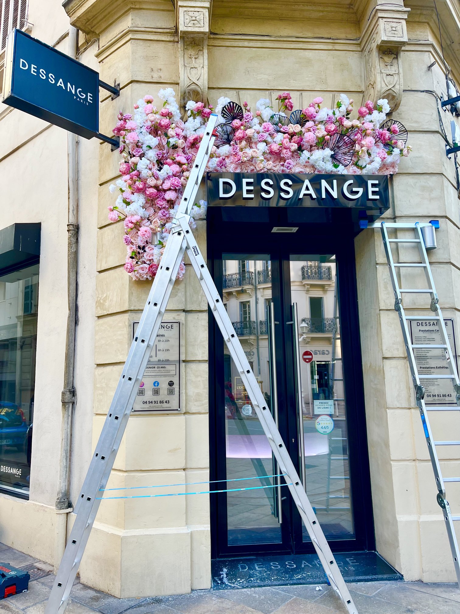 Installation florale artificielle au-dessus de l'enseigne du salon Dessange à Toulon