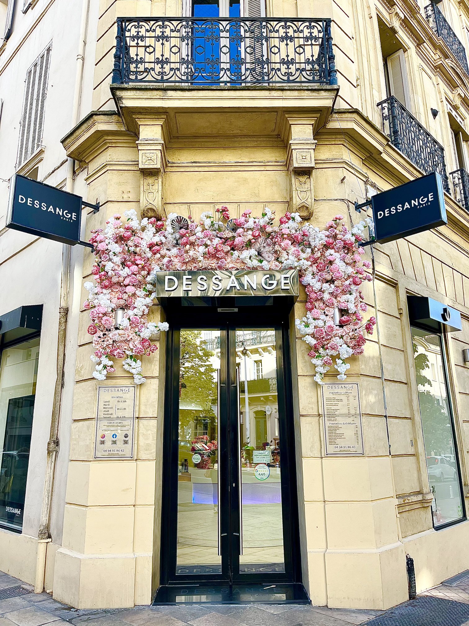 Façade du salon Dessange Paris à Toulon ornée de roses artificielles roses et blanches
