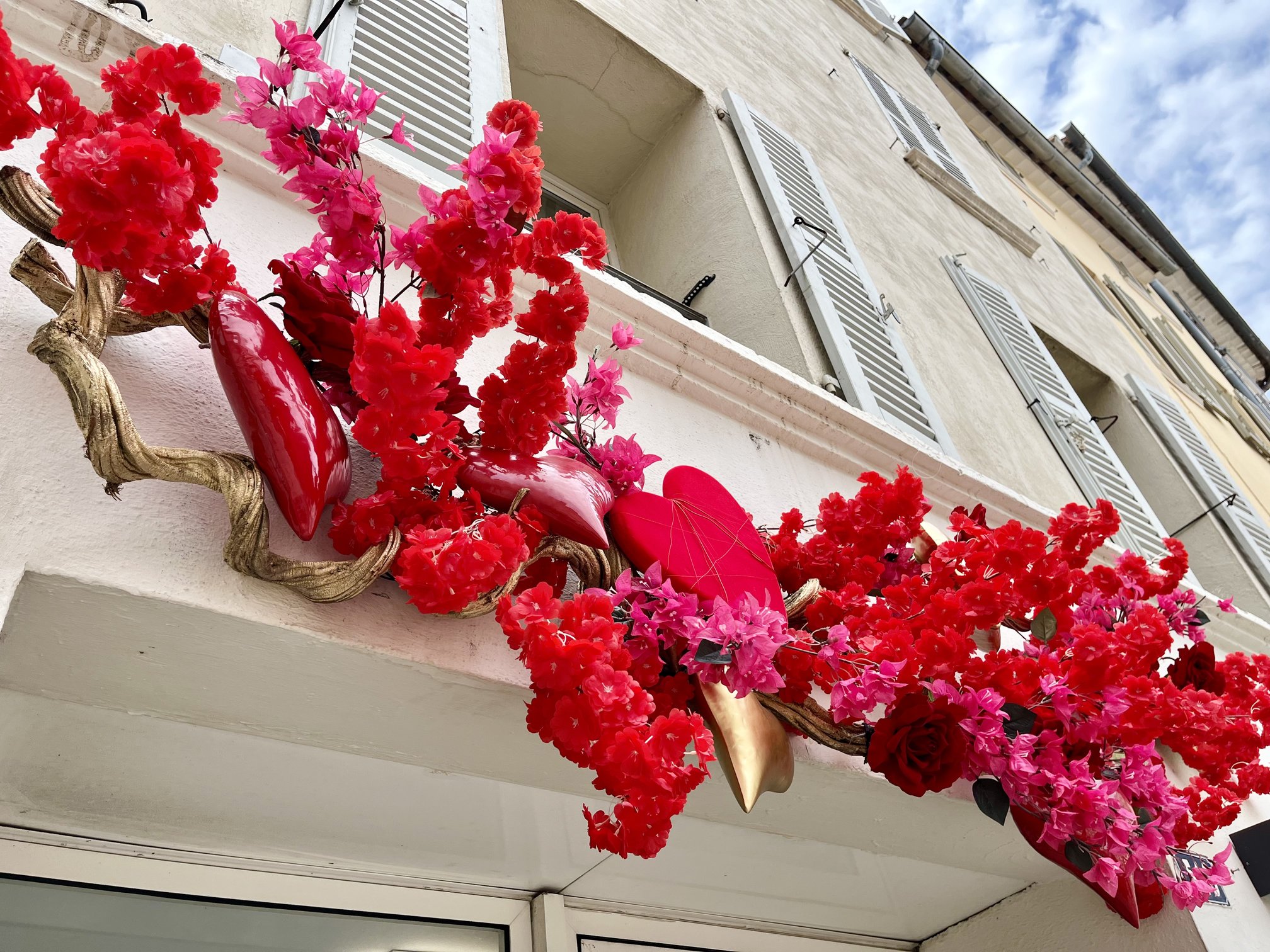 Décor de Saint-Valentin avec cœurs et fleurs artificielles rouges, boutique Espace Cérémonies