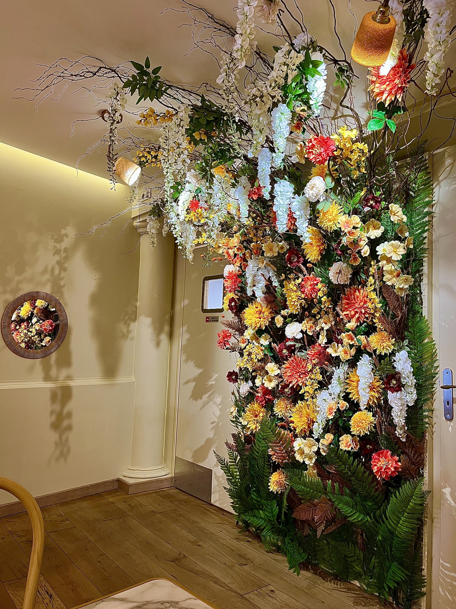 Mur végétal fleuri artificiel à l'intérieur du restaurant Le Floréal
