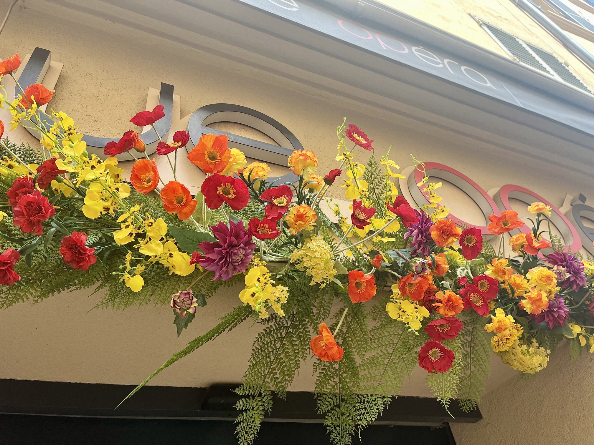 Détail de la composition florale artificielle multicolore chez Optique Opéra