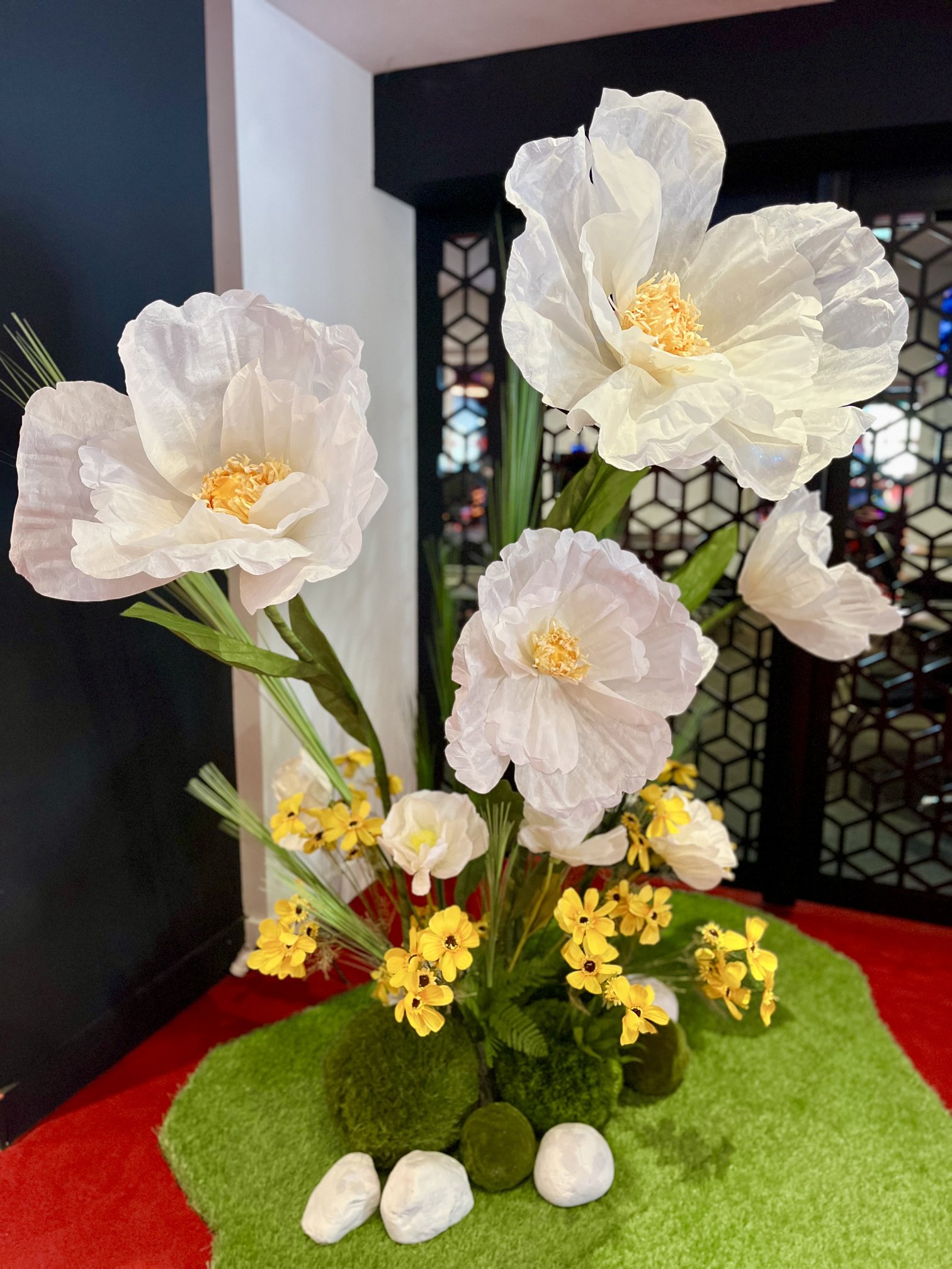 Grandes fleurs artificielles en papier blanches et jaunes, décor floral au Casino Partouche Bandol