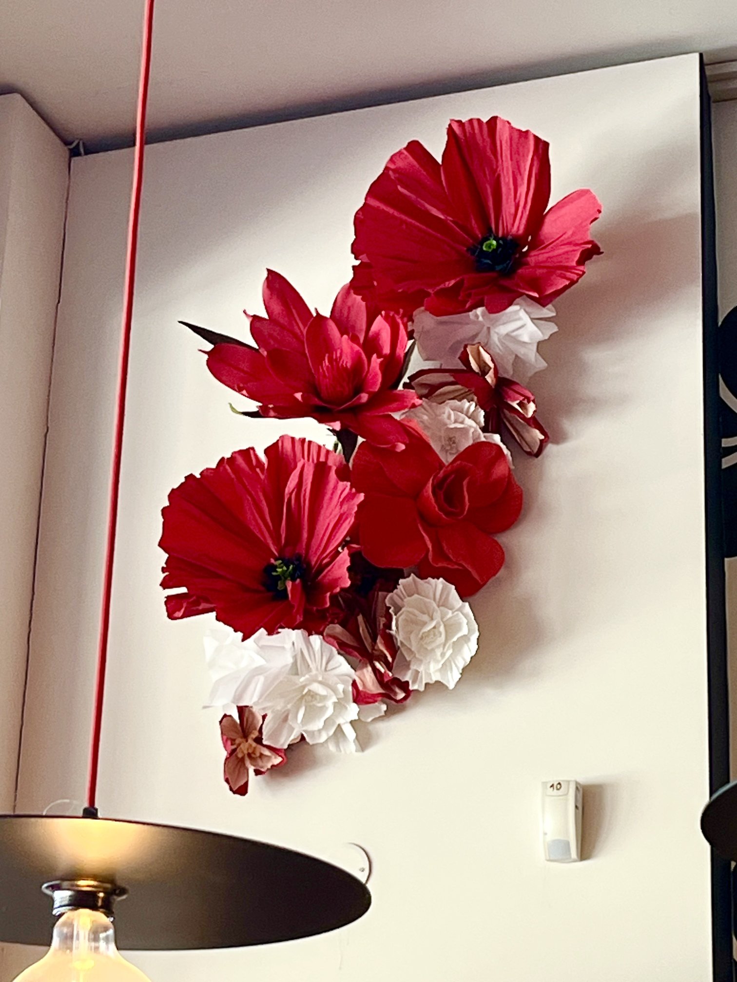 Grandes fleurs en papier rouges et blanches, décoration murale au Casino Partouche Bandol