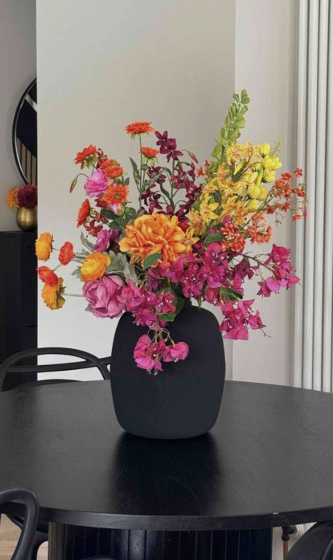 Bouquet artificiel multicolore en dahlias, renoncules et bougainvillées, service de location Maluna