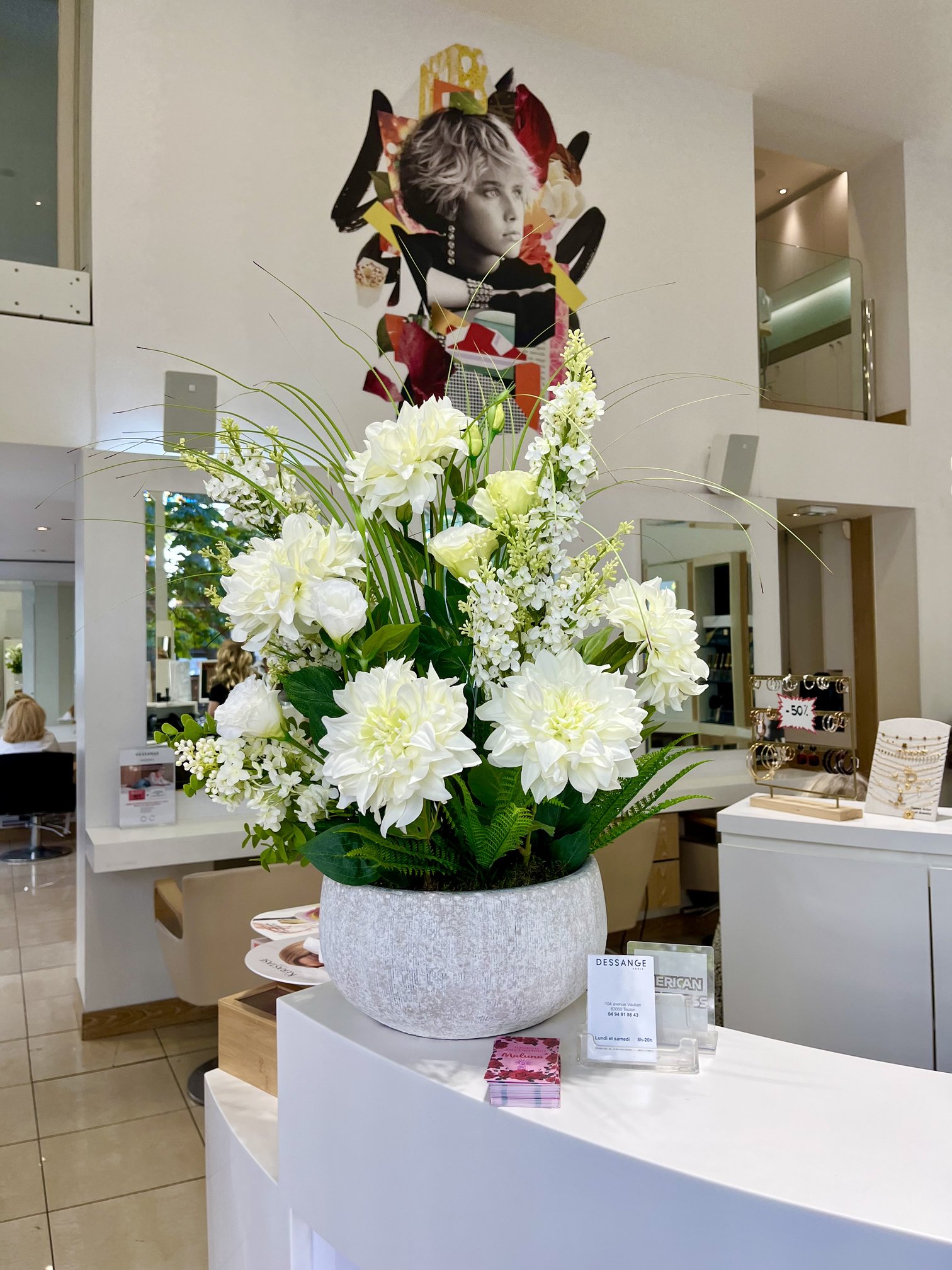 Grande composition artificielle en dahlias blancs, disponible en location chez Maluna