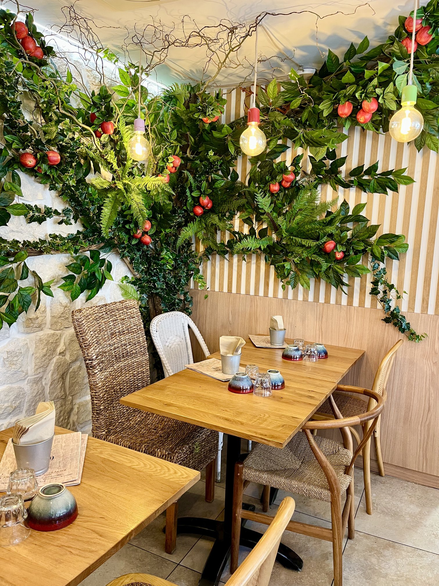 Arbre décoratif habillé de pommes et feuillages artificiels au restaurant Le Roy d'Ys