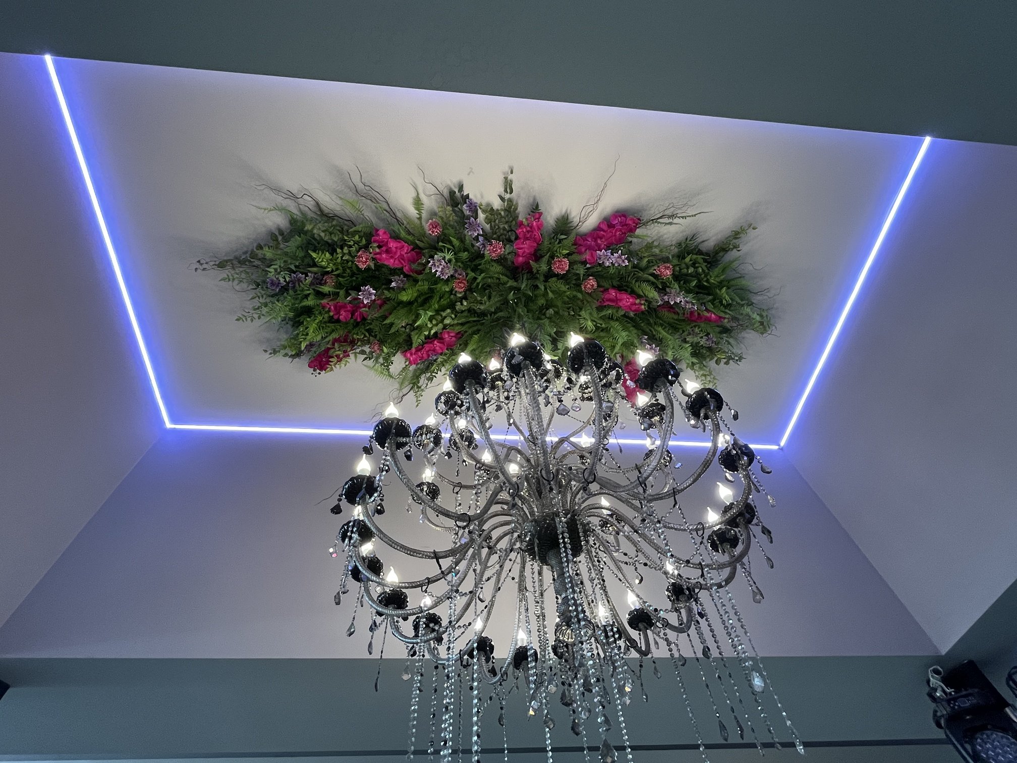 Composition florale artificielle suspendue au plafond du restaurant La Technopole