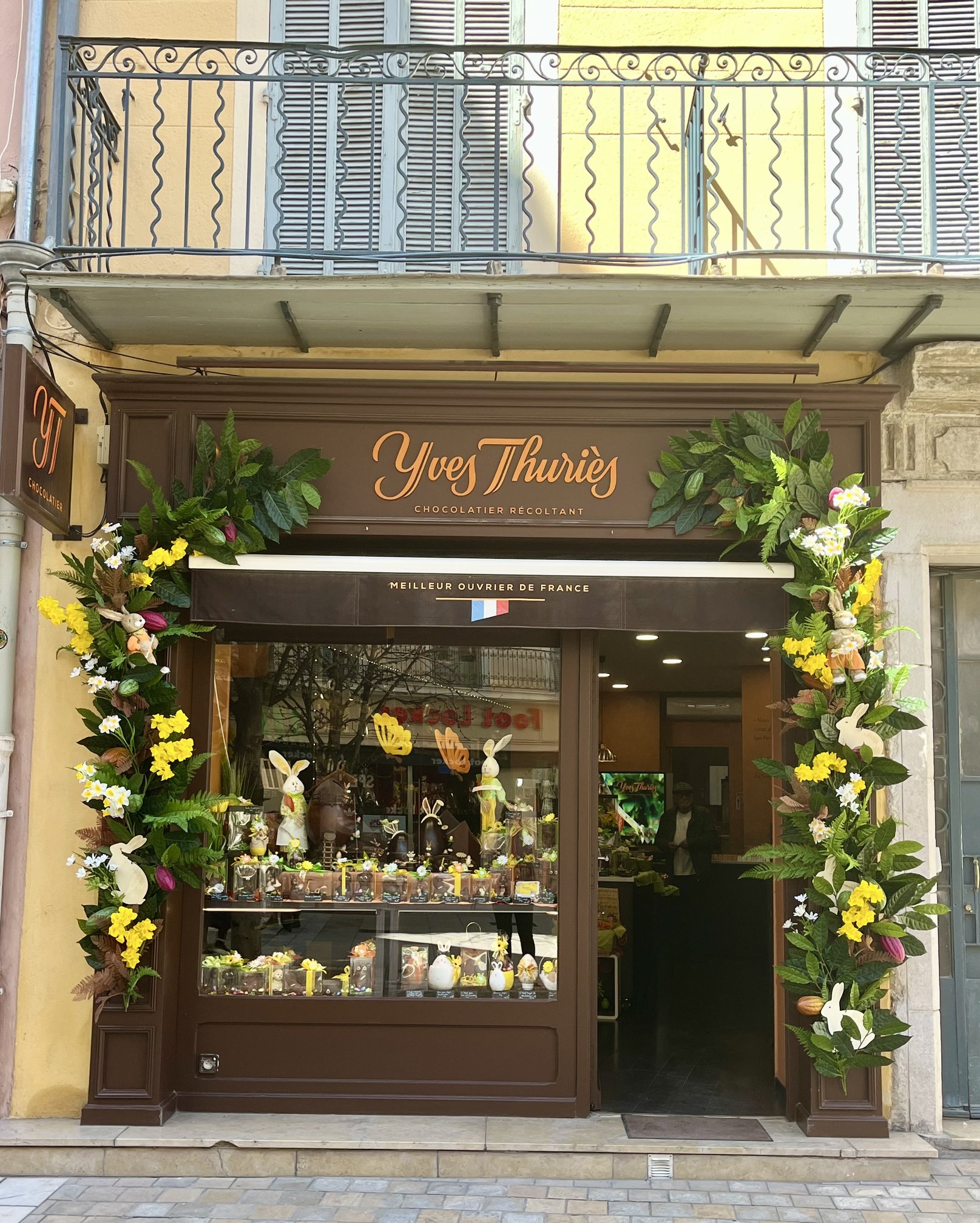 Façade de la chocolaterie Yves Thuriès décorée de jonquilles artificielles et lapins de Pâques