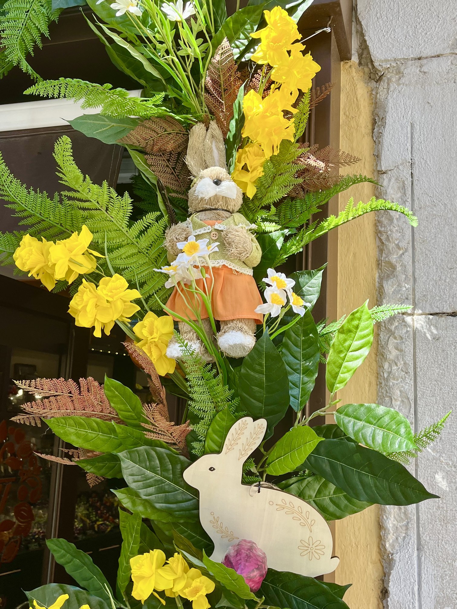 Décoration de Pâques avec lapin en raphia et jonquilles artificielles, chocolaterie Yves Thuriès