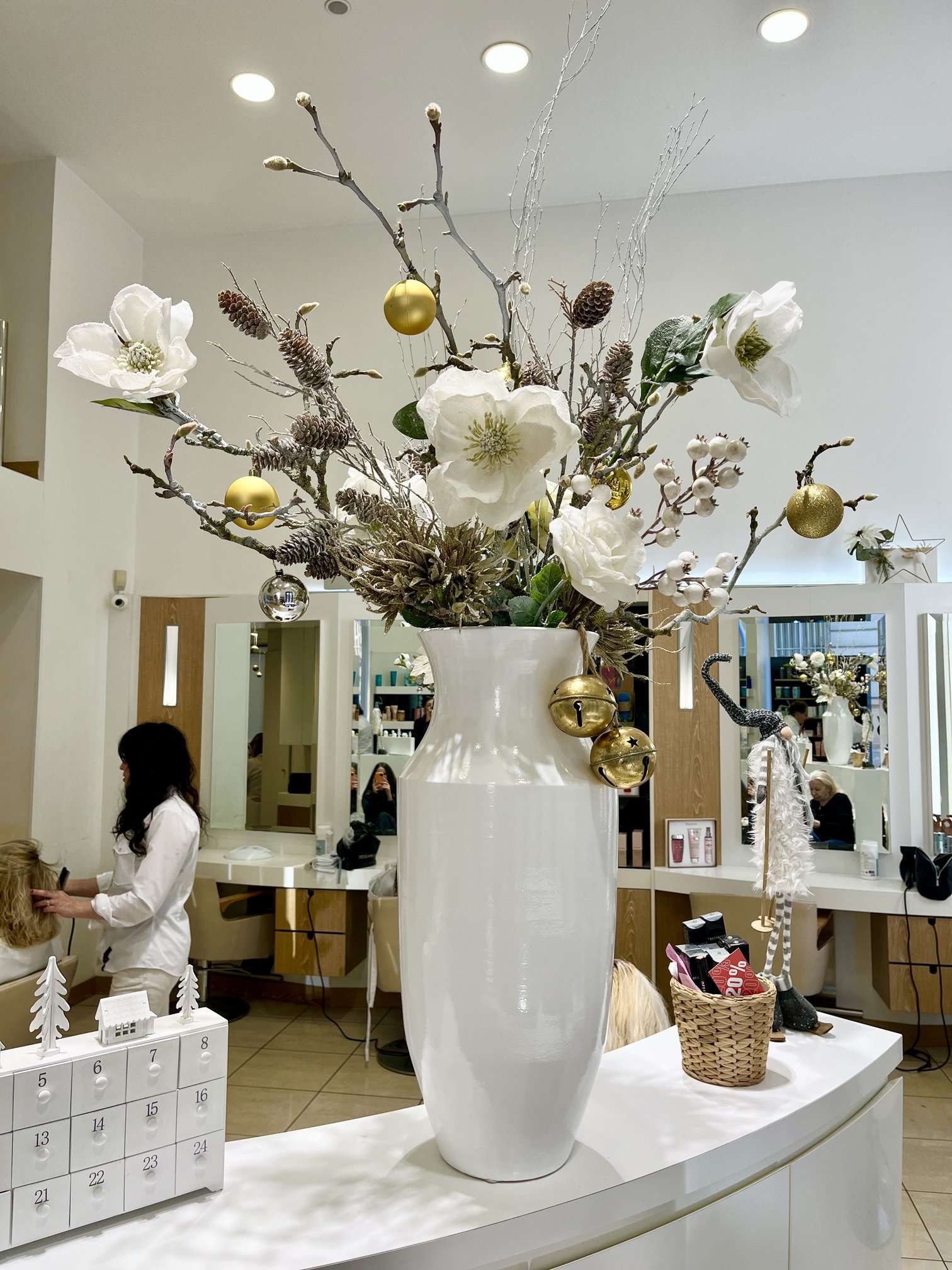 Grand bouquet de Noël blanc et or avec pommes de pin et clochettes, salon Dessange à Toulon