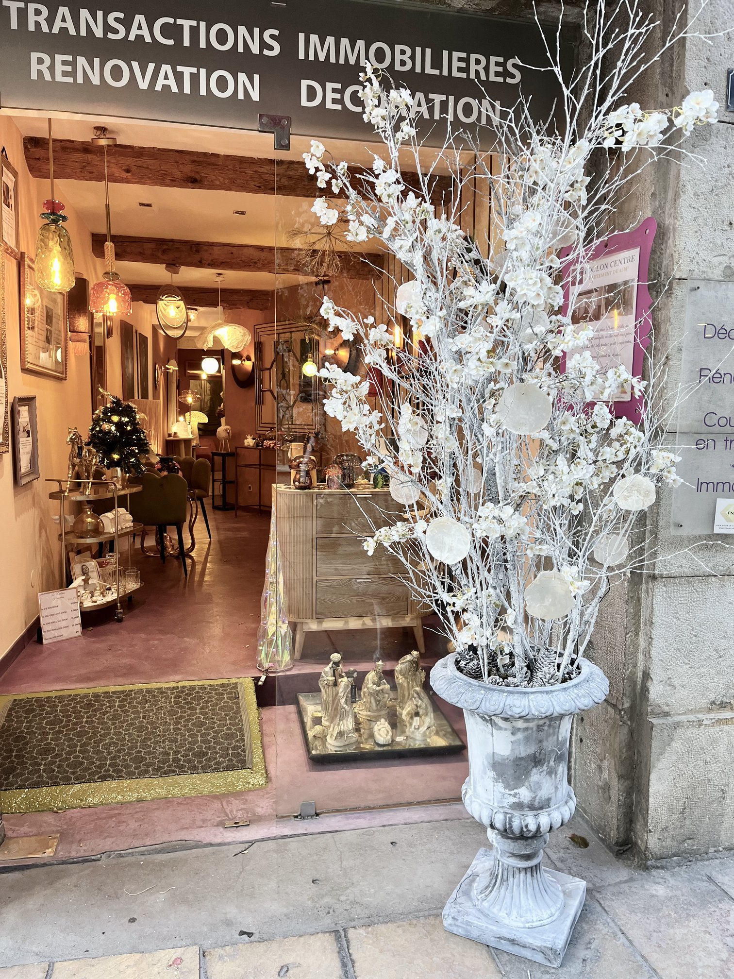 Grand vase de branches fleuries blanches, décoration de Noël à l'agence La Datcha à Toulon