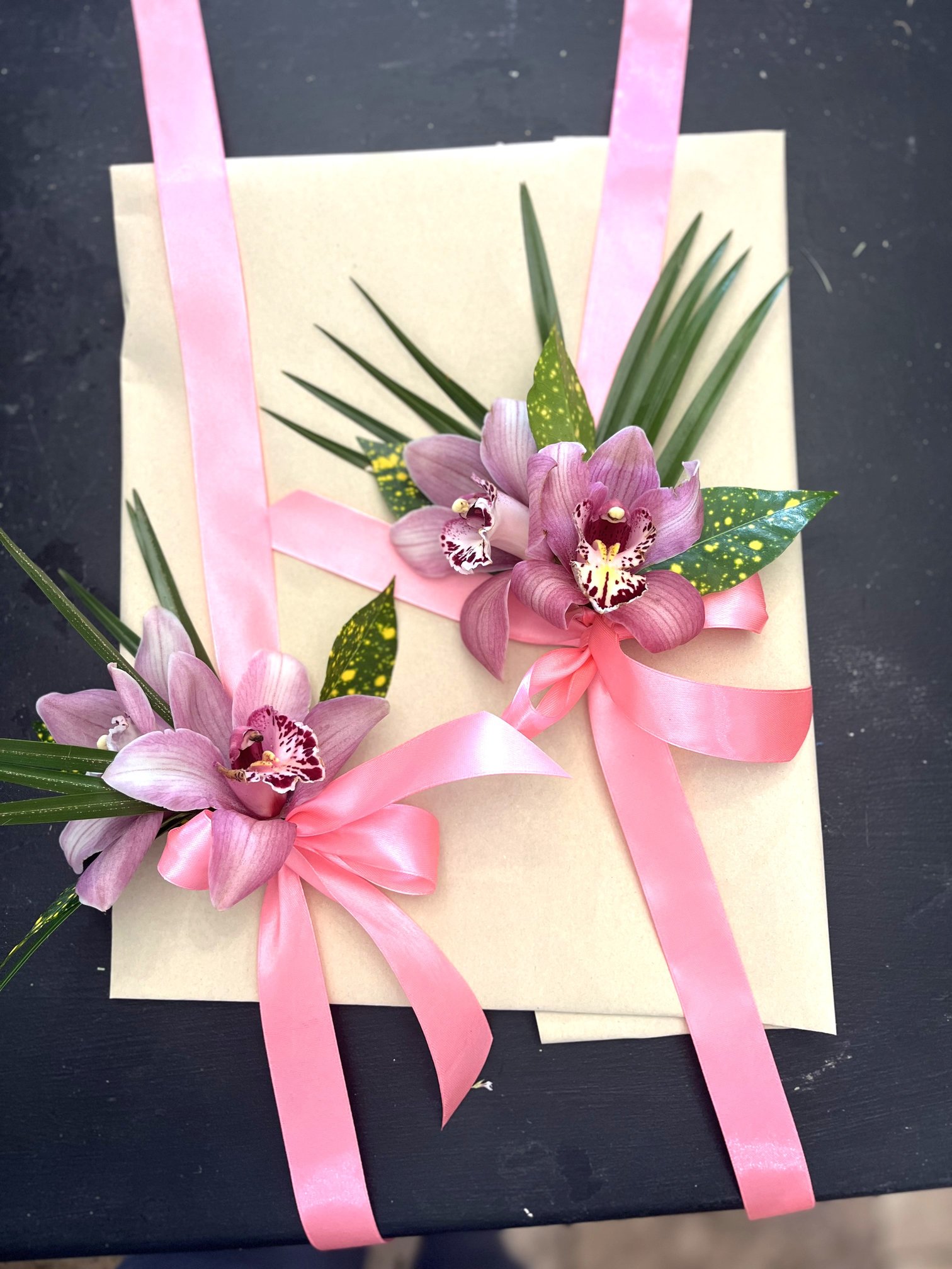 Bracelets floraux en orchidées mauves pour un mariage à thème exotique