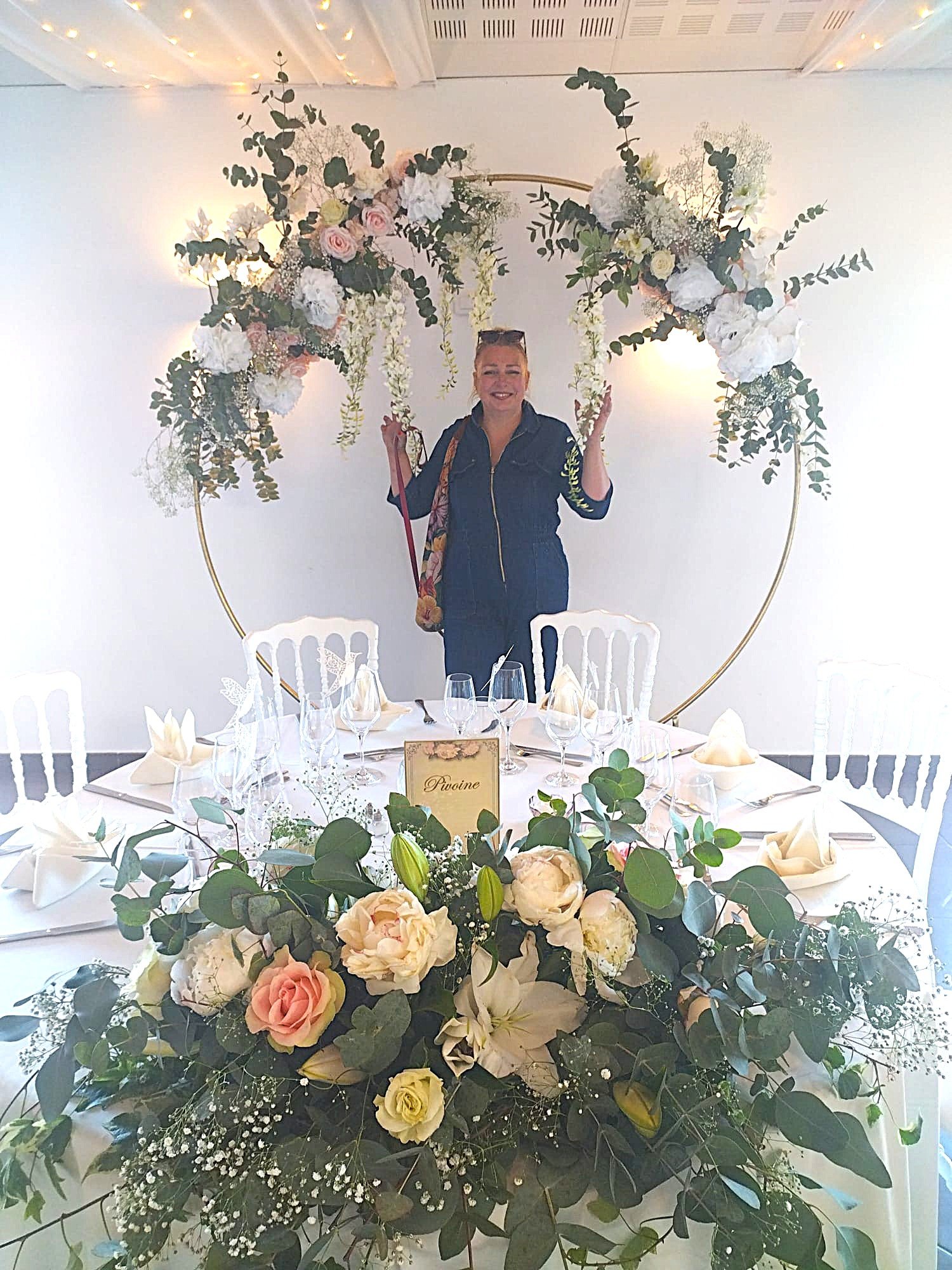 Arche florale ronde en pivoines, roses et glycine artificielles pour un mariage à Toulon