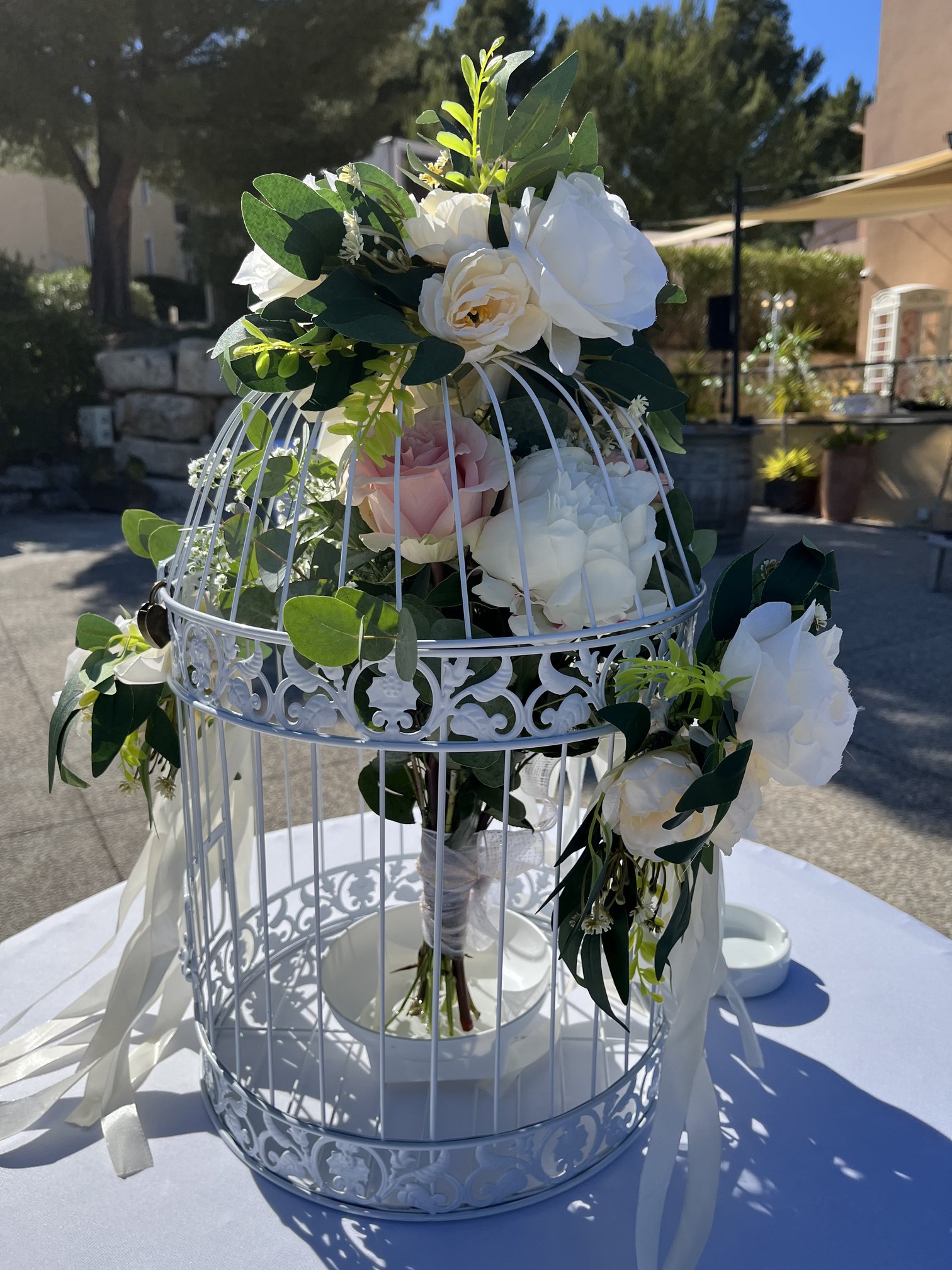 Cage florale décorative en roses blanches et roses pour un mariage