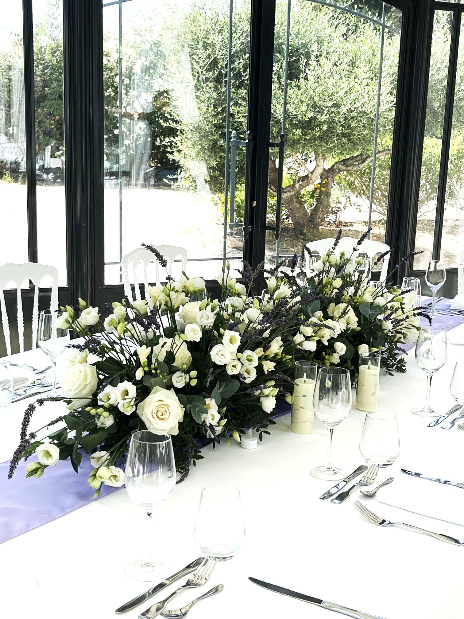 Composition de mariage blanche en roses et lisianthus avec brins de lavande