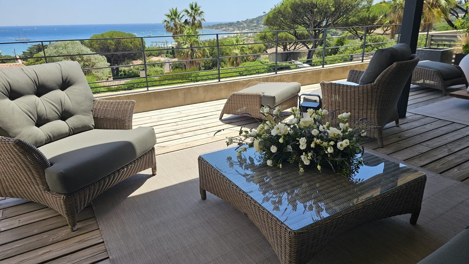 Bouquet de mariage blanc et lavande sur une table basse en terrasse face à la mer