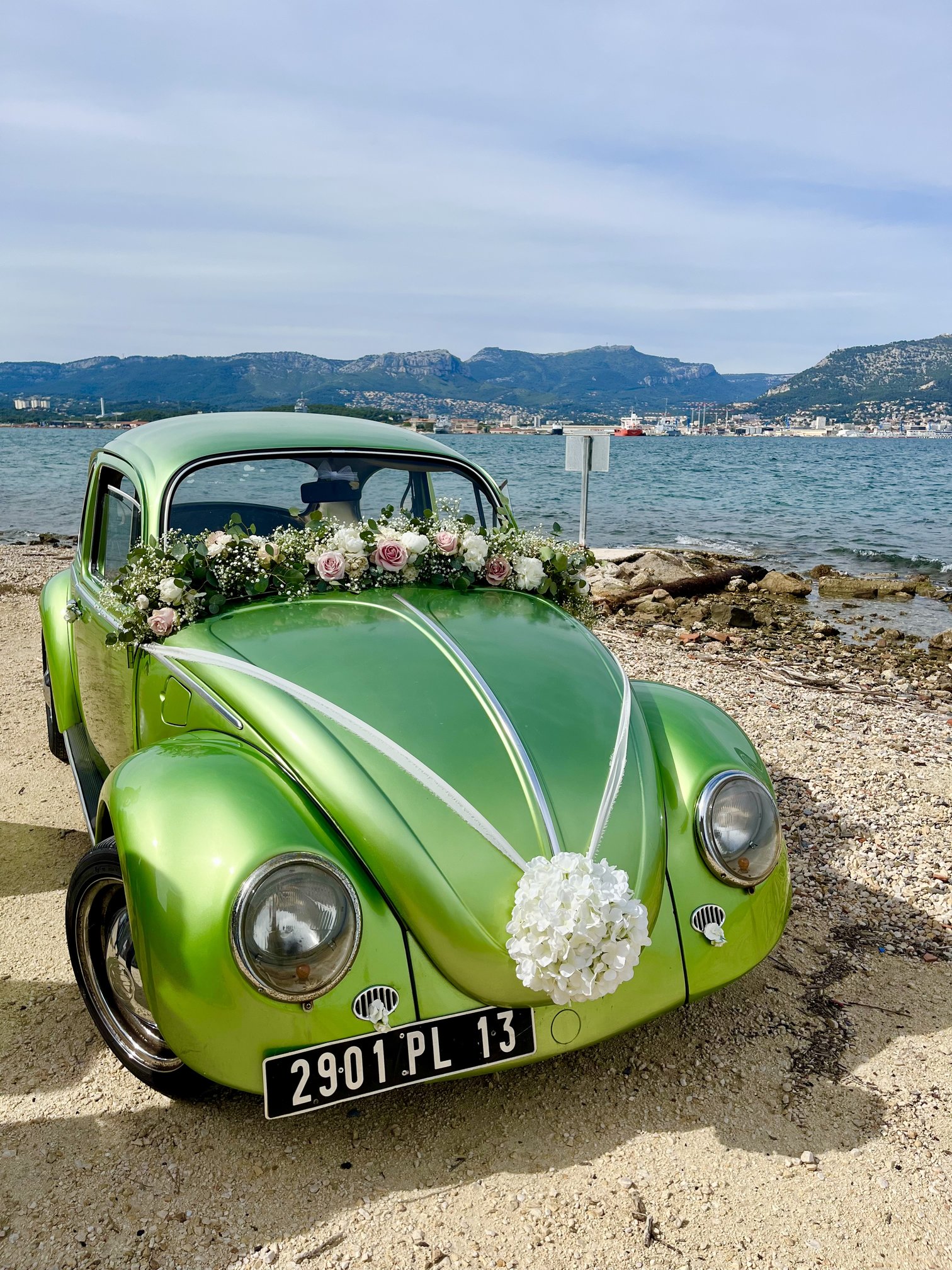Voiture de mariage décorée de roses et d'hortensias blancs