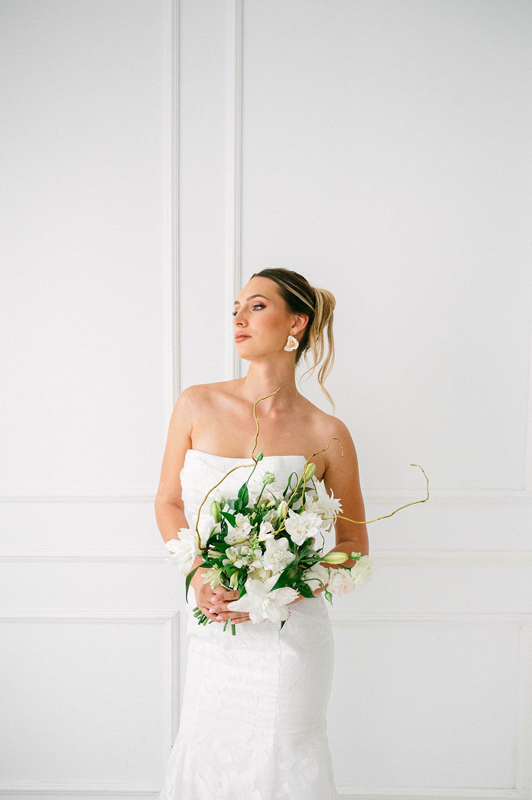 Bouquet de mariée blanc en lys, alstroémères et branches dorées